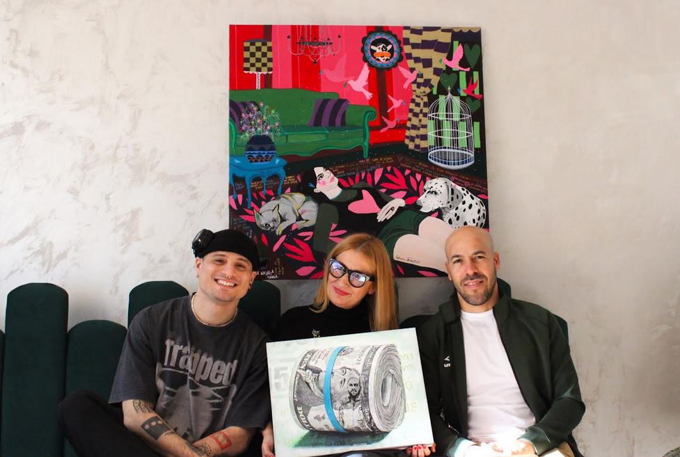 Fidel Ernesto de la Inglesia, Luis Enrike i Ljudmila Tomić uz dve slike koje će biti deo postavke „Pometnja“  